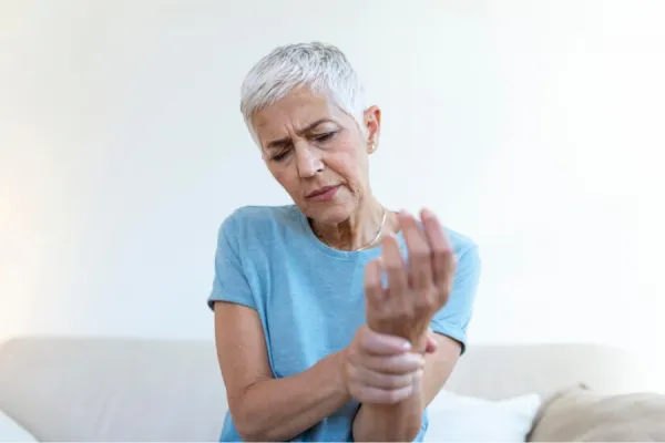 Osteoporosis, la enfermedad que degenera los huesos y afecta más a mujeres: cómo prevenirla
