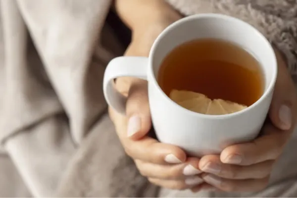 Cuál es la infusión que ayuda a relajar el cuerpo y dormir mejor: cómo tomarla antes de acostarse