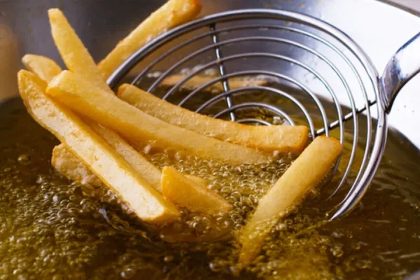 Recalentar el aceite: en qué momentos podemos reutilizarlo y en qué otros es mejor desecharlo