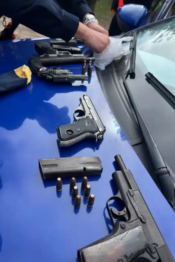 Secuestraron cuatro armas de fuego a la barra de Boca camino a Córdoba e imputaron a Di Zeo