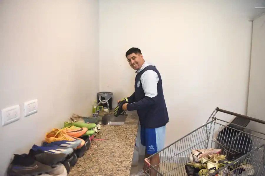 A CEPILLAR. Marcelo Albrecht con los botines y el cepillo. Esa tarea se debe realizar todos los días. Foto: LA GACETA / Analía Jaramillo