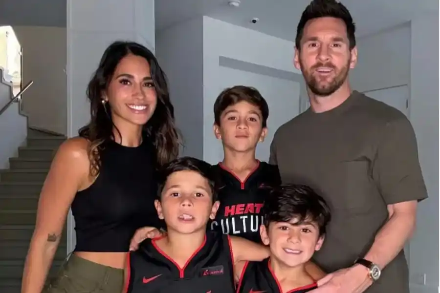 Messi junto a sus hijos luciendo el regalo de los Miami Heat. 