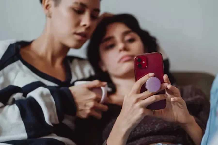 Tomar el celular con las dos manos es la forma correcta de utilizarlo (Foto Pexels)