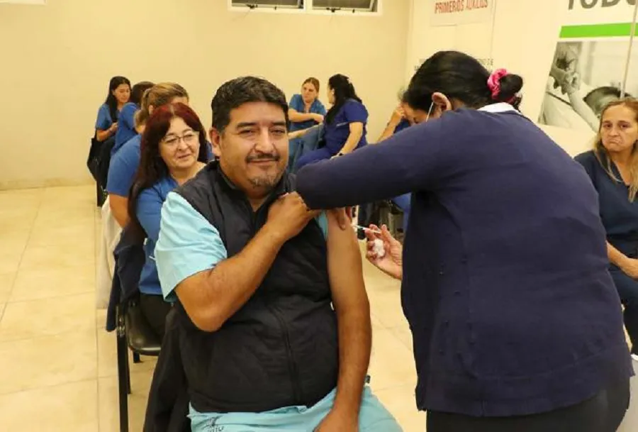 Tucumán: más de 500 trabajadores de la salud ya se vacunaron contra el dengue