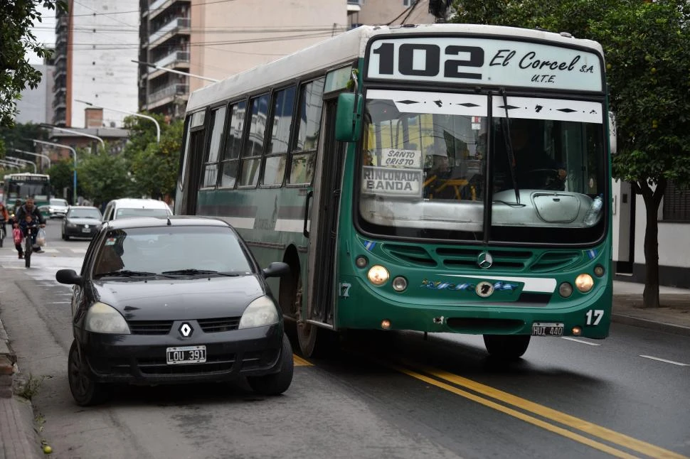 MALA MANIOBRA. Un colectivo sale del carril para sobrepasar un auto.