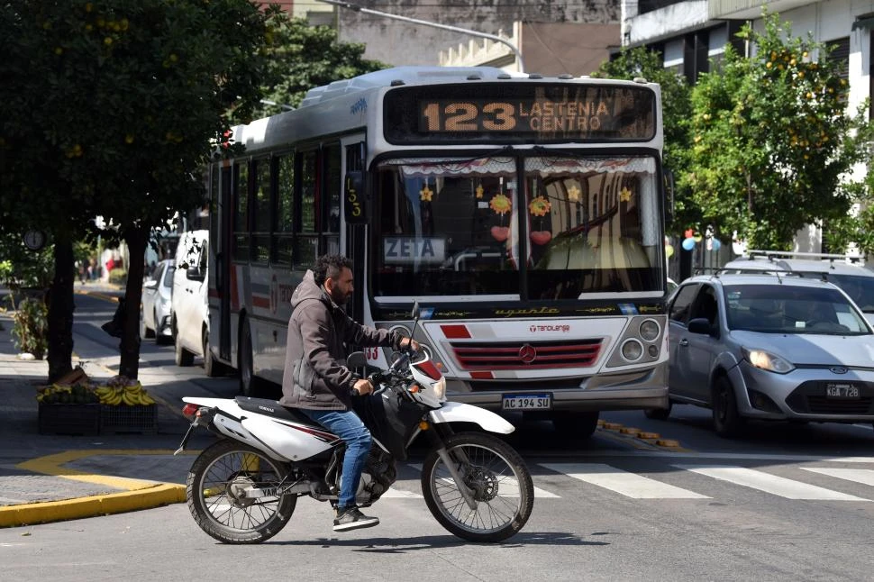 SIN CASCO. Un motociclista cruza por Junín para ingresar a calle Santiago.