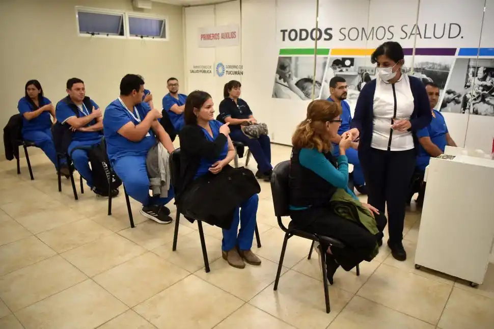 LOS PRIMEROS. El personal que trabaja en Emergencias del Siprosa tuvo prioridad para recibir la inmunización.