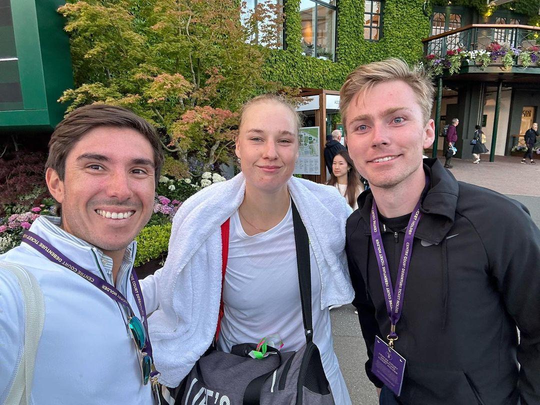 FELIZ. Boscarino (izquierda) junto a Anna Blinkova, jugadora rusa cuyo equipo integró el tucumano durante un tiempo, en Wimbledon