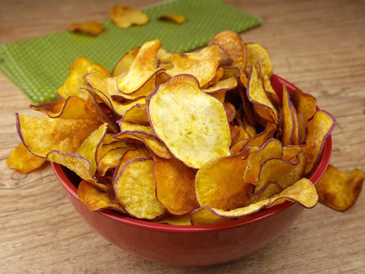 Receta de microondas: cómo hacer chips de papas y batatas de forma sencilla