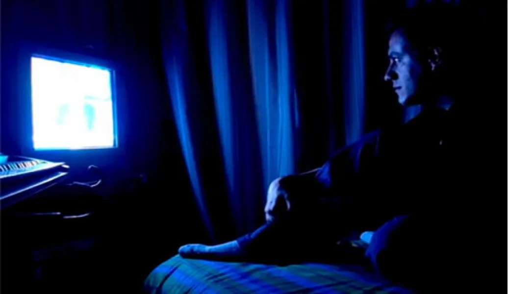 Dormir con el televisor prendido puede afectar a nuestra salud.
