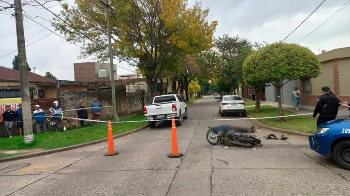 Un motochorro robó un celular en Rosario, tres cuadras después chocó y murió