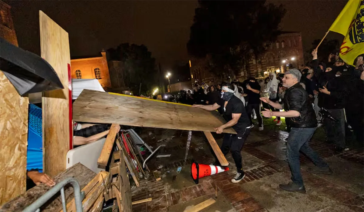 TENSIÓN. Los manifestantes se enfrentaron con palos en un intento por desalojar las instalaciones de la UCLA.
