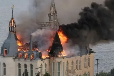 Rusia bombardeó y destruyó el emblemático castillo de Harry Potter en Ucrania