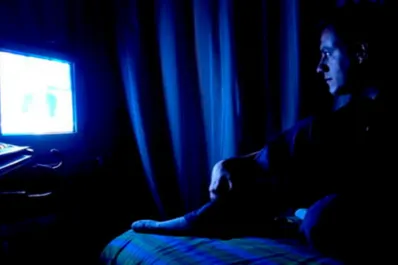 Dormir con el televisor prendido puede predisponer a padecer obesidad, según una investigación