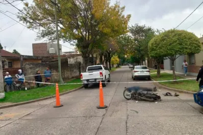 Un motochorro robó un celular en Rosario, tres cuadras después chocó y murió