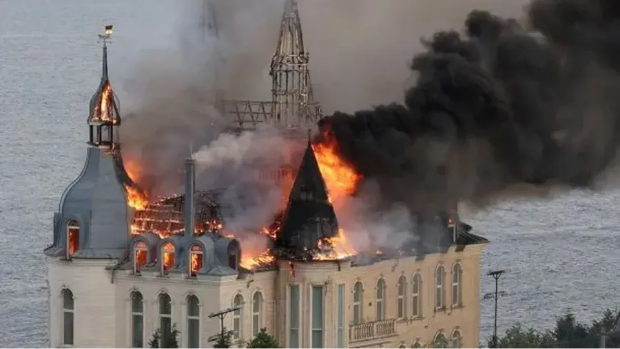 El castillo de Harry Potter en llamas tras el ataque de un misil ruso
