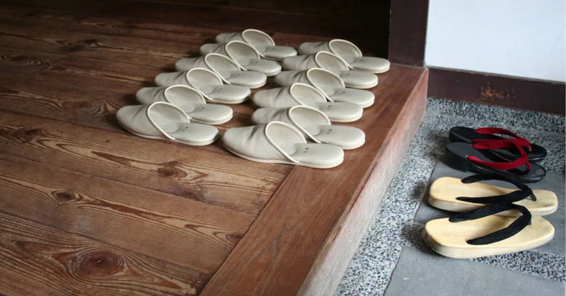 Alternar calzados de interior y exterior para proteger la limpieza del hogar