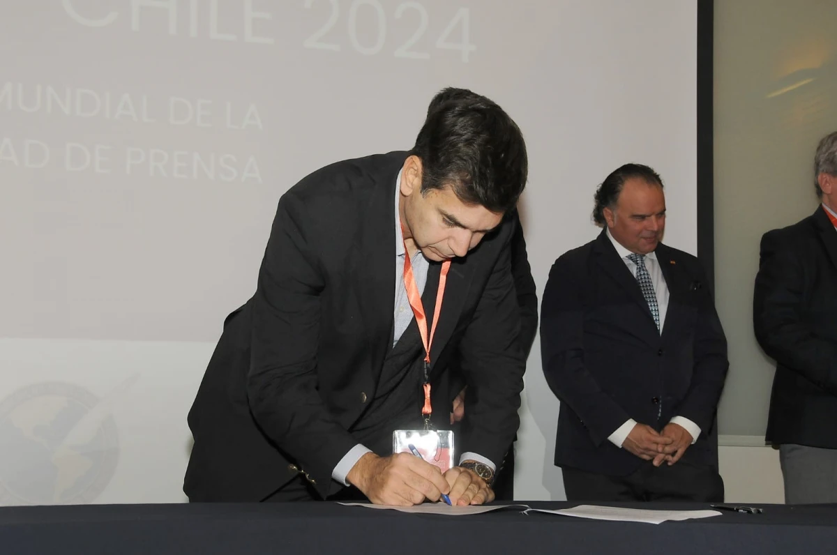 Daniel Dessein, presidente del directorio de LA GACETA, firmando el acta en representación de la Asociación de Entidades Periodísticas Argentinas (ADEPA).
