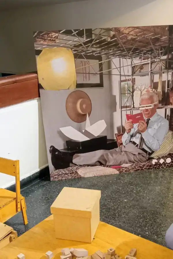 ACOMODADO. Cuando viajaba, el diseñador Bruno Munari llevaba una valija con sus objetos para rodearse y disfrutar en los cuartos de hoteles.