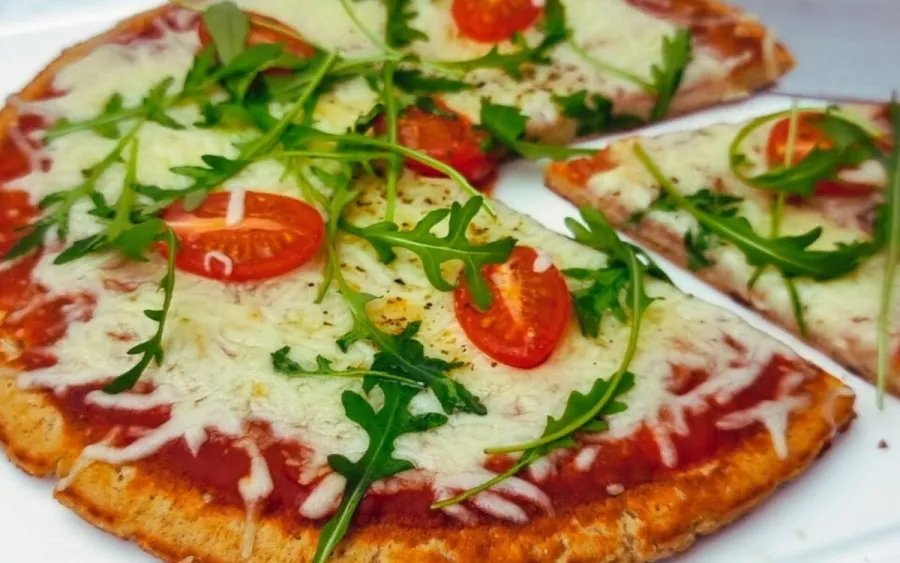 La pizza de avena es una opción rica y saludable para comer sin culpa