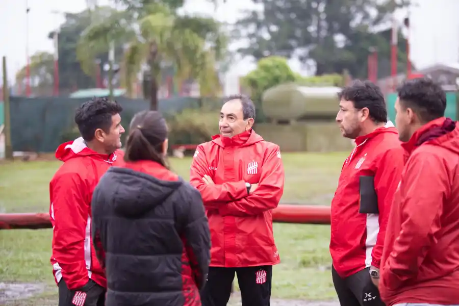 EN FUNCIONES. Esta mañana, Carlos Roldán comenzó a desempeñarse como coordinador general de inferiores en San Martín.