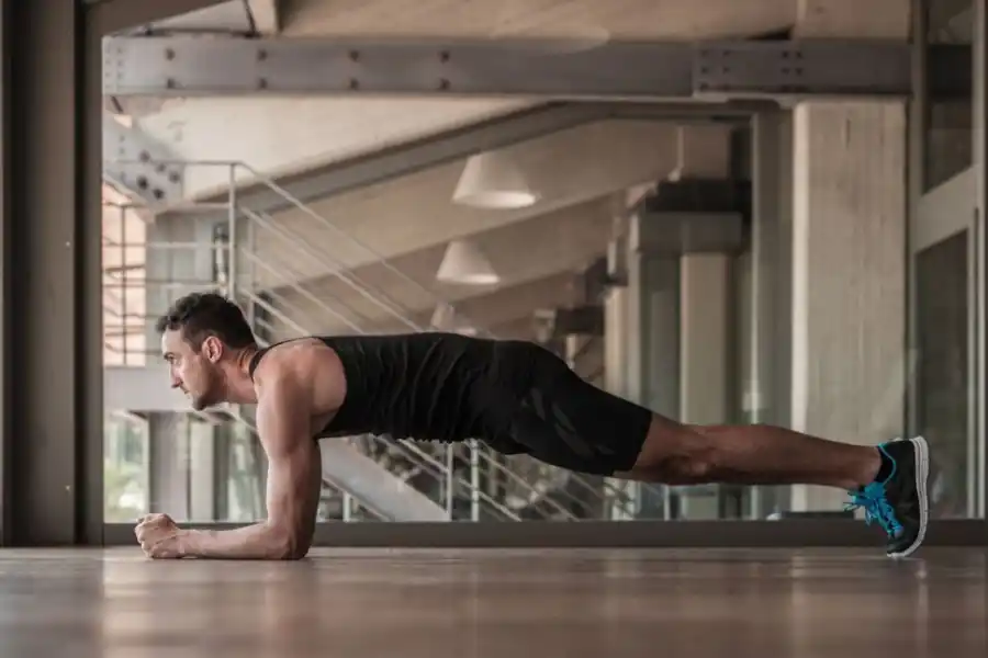 Ejercicios sin movimiento: la clave para marcar músculos en casa