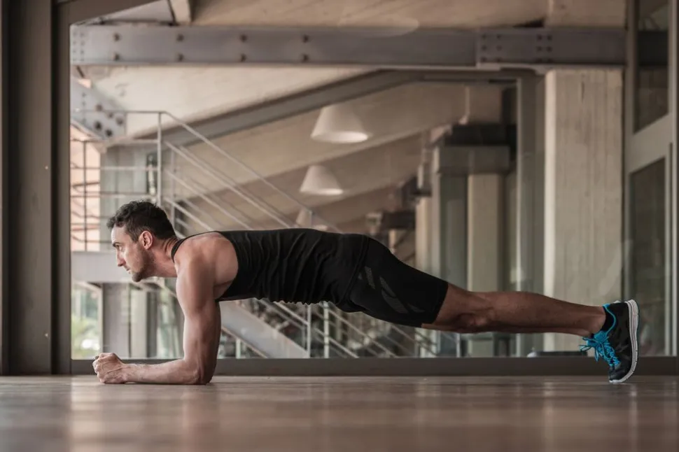 Ejercicios sin movimiento: la clave para marcar músculos en casa