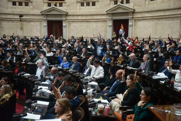 La controversia por el aumento de impuestos al tabaco dividió la votación de los diputados tucumanos