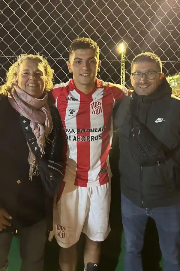 A TODOS LADOS. Mastrángelo posa con mamá, Patricia, y papá, Hernán, luego del triunfo de San Martín en Carlos Casares.