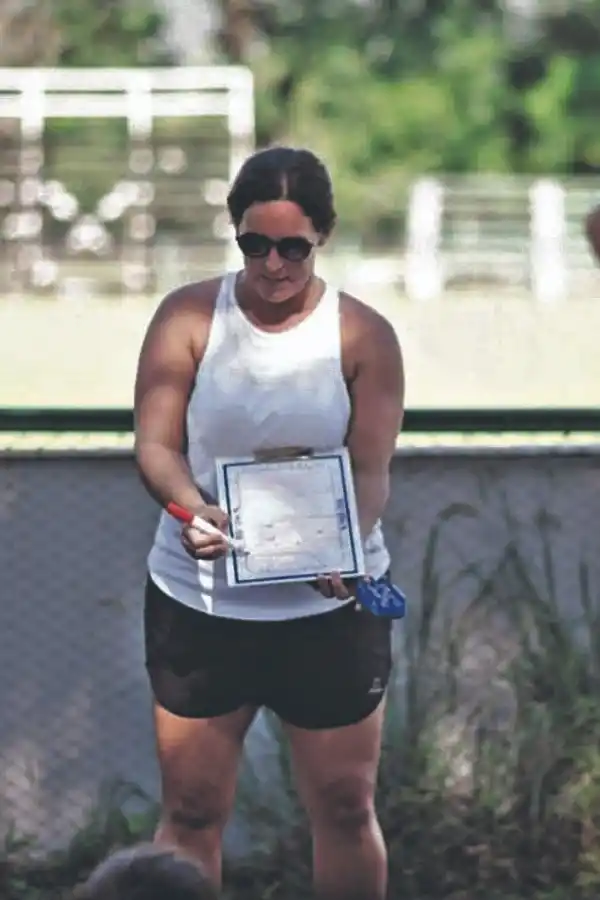 DETALLISTA. En su pizarra, Villanueva explica las ideas en los partidos y las suma a las de la práctica