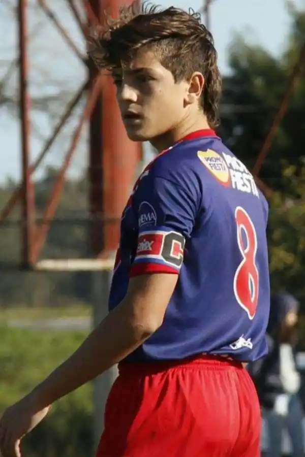 UN NIÑO. Diego jugando para Cadetes de San Martín en su Mar del Plata natal. En aquel momento, jugaba como volante.