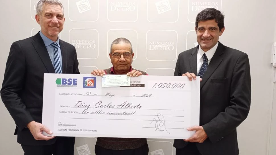 DOBLE. Díaz con gerentes del Banco Santiago del Estero y de Tarjeta Sol.