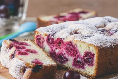 Paso a paso: la receta de bizcochuelo de cerezas y moras sin harinas para una merienda saludable