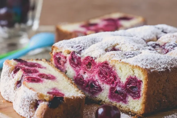 Paso a paso: la receta de bizcochuelo de cerezas y moras sin harinas para una merienda saludable