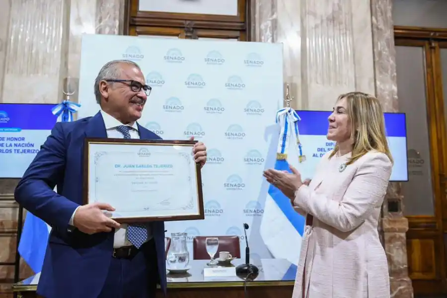 SATISFACCIÓN. La senadora Ävila entregó el diploma al urólogo.