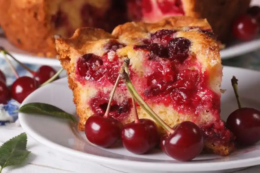 Paso a paso: la receta de bizcochuelo de cerezas y moras sin harinas para una merienda saludable