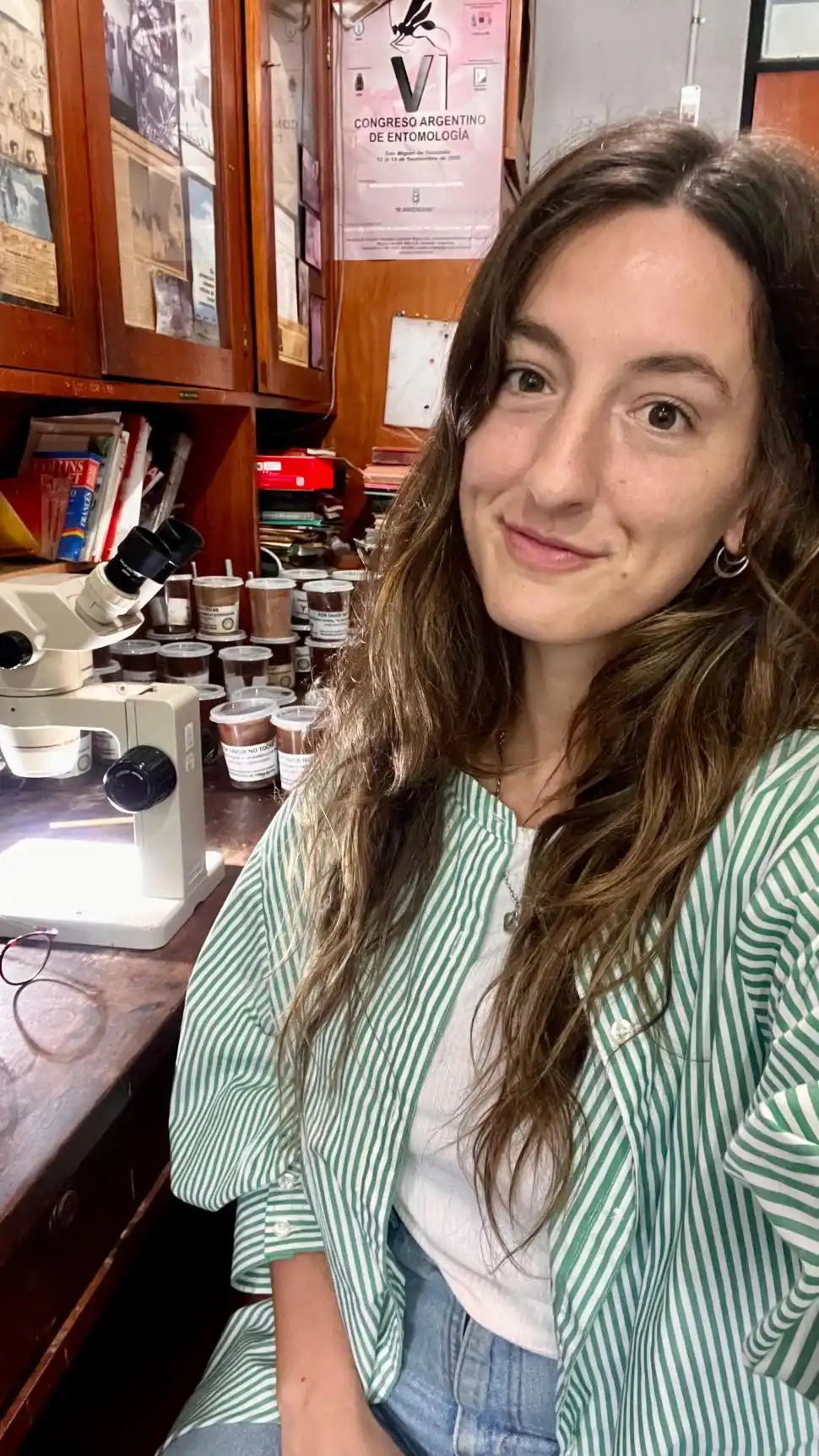 INVESTIGADORA. Mariana Baricco mide la cantidad de huevos de Aedes en sitios de Yerba Buena.