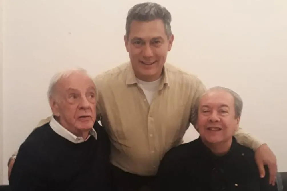MAESTRO Y ALUMNO. Meza (de pie) junto a Menotti (izquierda), tras ser agasajados tras cumplirse 40 años del título mundial Sub-20 obtenido en 1979