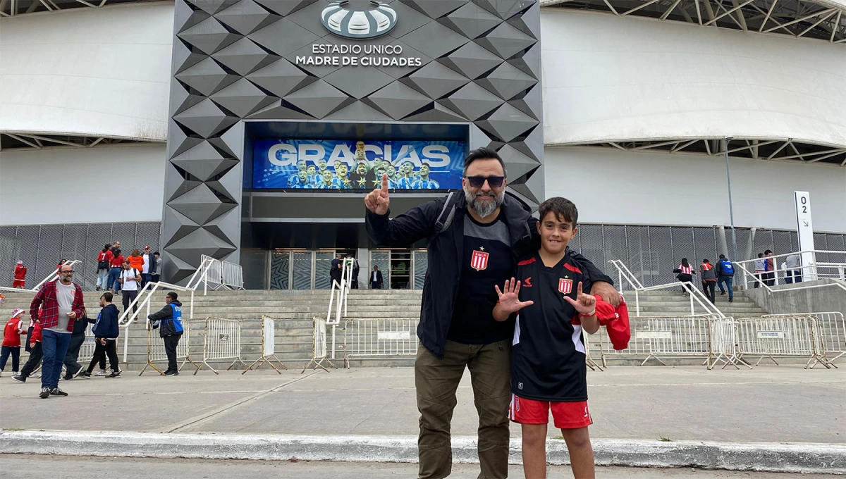EL COLOR. La familia Salomon, de Estudiantes, posa frente al estadio Madre de Ciudades, en la previa a la final de la Copa de la Liga.