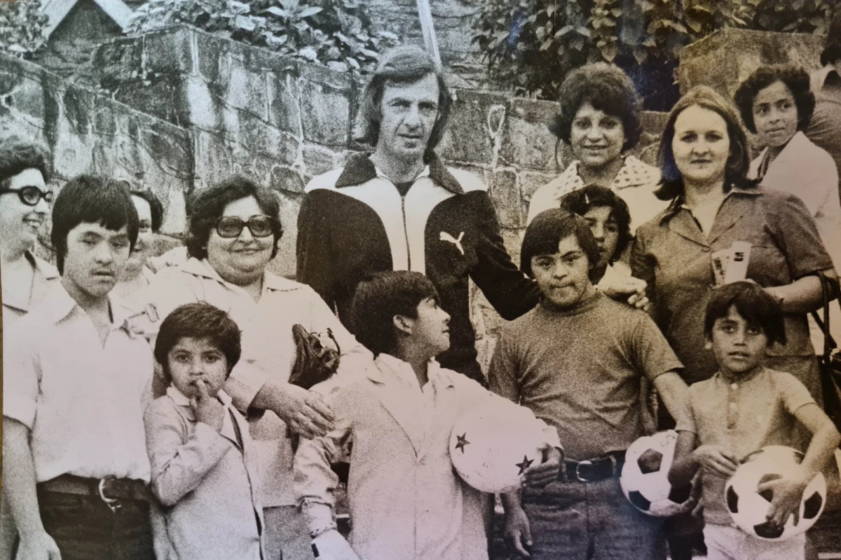 En 1978, Menotti entrenó a la Selección en San Javier y recibió a un grupo de estudiantes en la práctica.