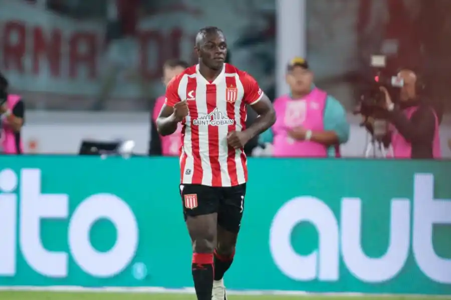 DESEQUILIBRANTE. El colombiano Edwin Cetré, carta de gol de Estudiantes. fotos NA