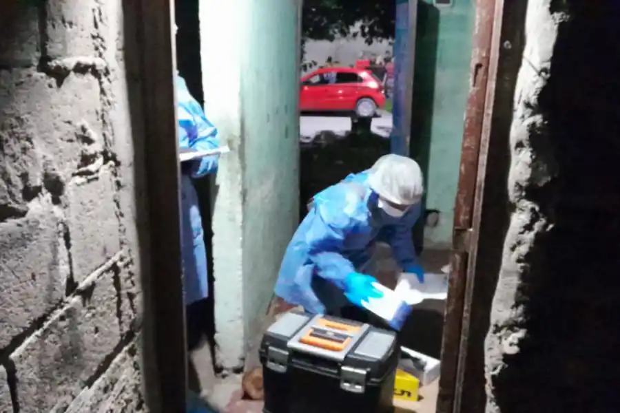 Peritos, en una de las propiedades allanadas. FOTO MPF