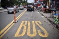 Motos, autos y sillas ocupan el espacio para los colectivos: qué pasa con los carriles exclusivos en El Bajo