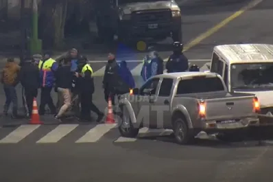 De qué acusaron al hombre que evadió dos controles y lesionó a los inspectores de tránsito