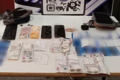 Detienen a dos personas con 27 tarjetas de débito
