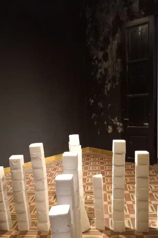 SAL. Estos bloques de sal ya habían humedecido las paredes y mojado el piso de este espacio el sábado.