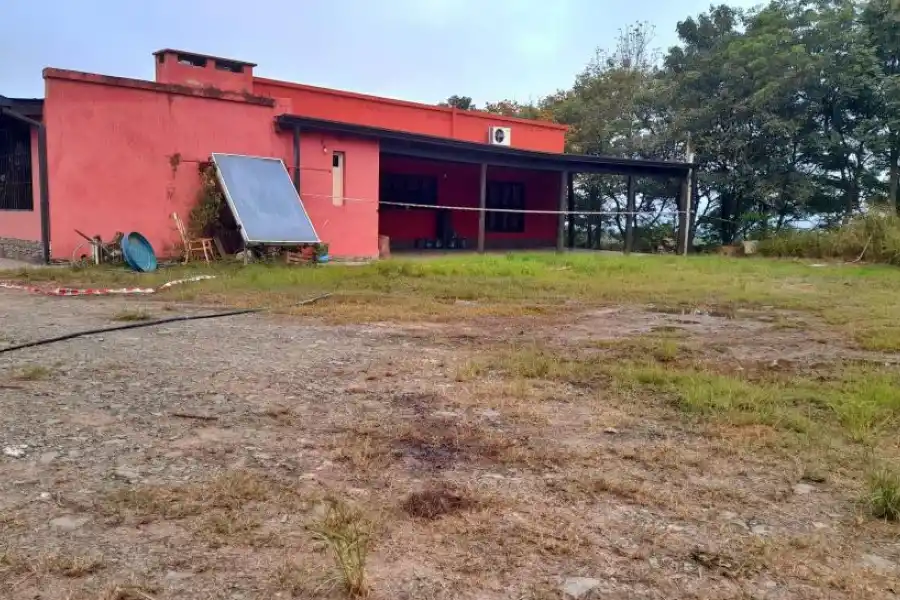 ESCENA DEL CRIMEN. La víctima estaba sin vida en el fondo del inmueble.