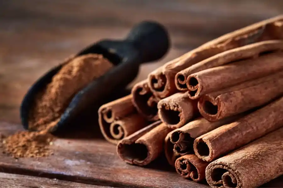 La canela proviene del canelo, un árbol originario de Sri Lanka. 