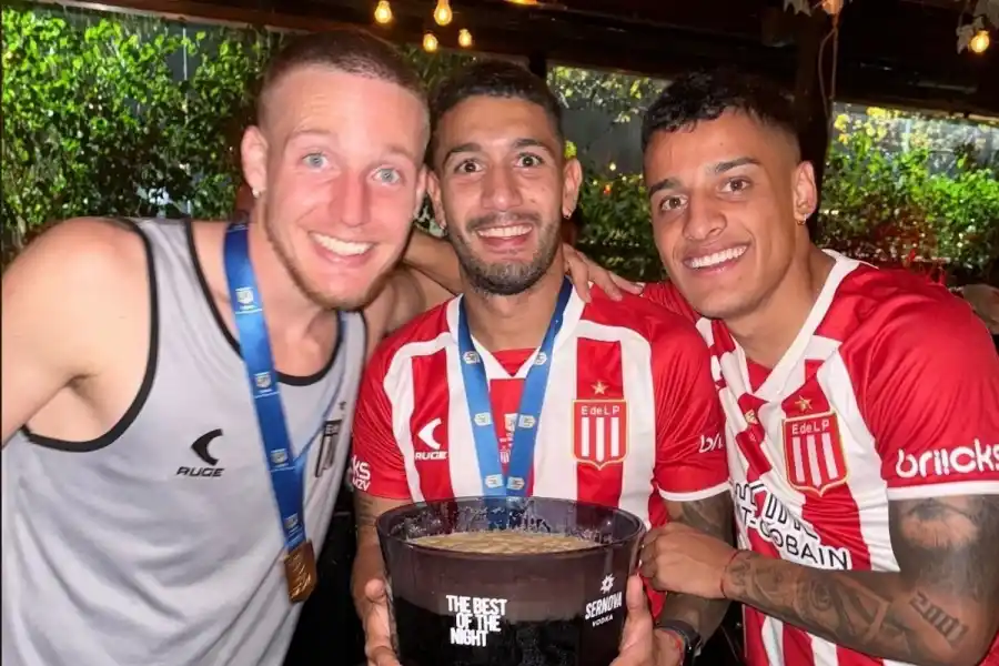 DESCONTROL. Ascacibar, Mancuso y Palacios celebran la victoria con una enorme jarra de Fernet con Cola.