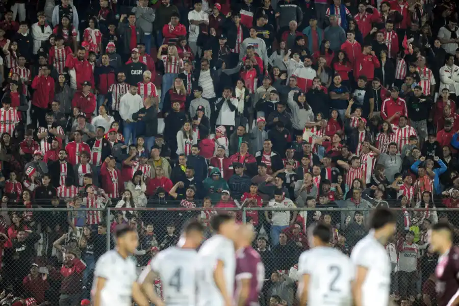 Entre silbidos y reclamos, Diego Flores tuvo un gesto llamativo para los hinchas de San Martín de Tucumán
